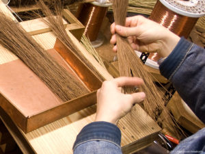 本鬼毛箒の玉を作る-鬼毛を揃える