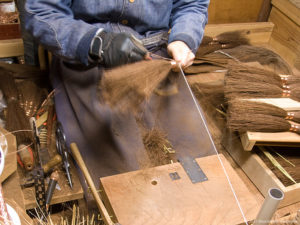本鬼毛9玉長柄箒の玉作り-足巻きをする工程
