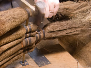 皮7玉長柄箒作り-黒褐色麻糸巻