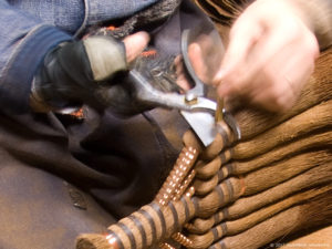 皮7玉長柄箒作り-黒褐色麻糸巻-コウガイを切る