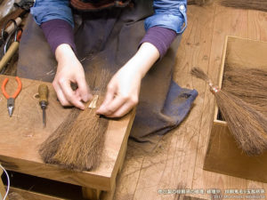 製作風景-【棕櫚箒】他社製の鬼毛箒の修理
