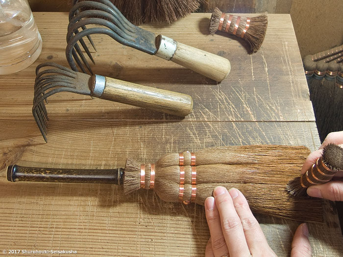 製作風景-【棕櫚箒】皮荒神箒3玉柄付