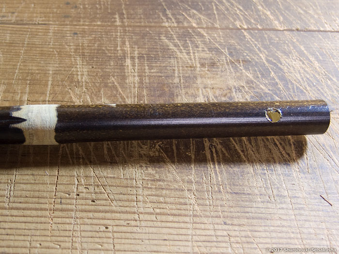 棕櫚箒-黒竹柄を切り穴をあける 棕櫚箒-黒竹柄を切り穴をあける