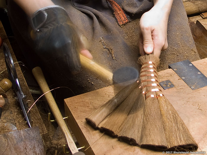 棕櫚箒-黒竹柄付き皮荒神箒5玉トサカ型 棕櫚箒-黒竹柄付き皮荒神箒5玉トサカ型