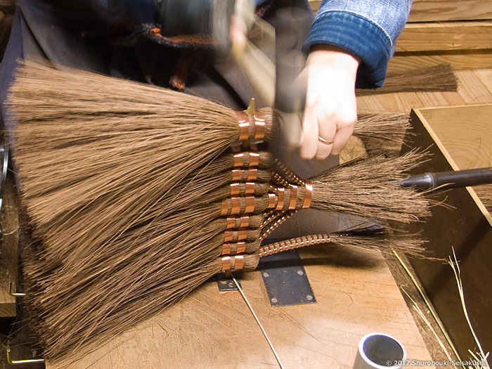 本鬼毛箒を合わせる工程としゅろの歌2 本鬼毛箒を合わせる工程としゅろの歌2