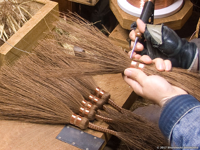 棕櫚箒-玉に足巻きをする工程と鬼毛の選別 棕櫚箒-玉に足巻きをする工程と鬼毛の選別