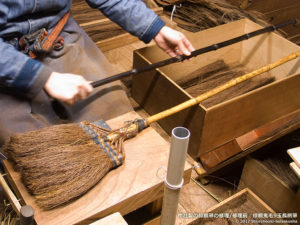 製作風景-【棕櫚箒】他社製の鬼毛箒の修理