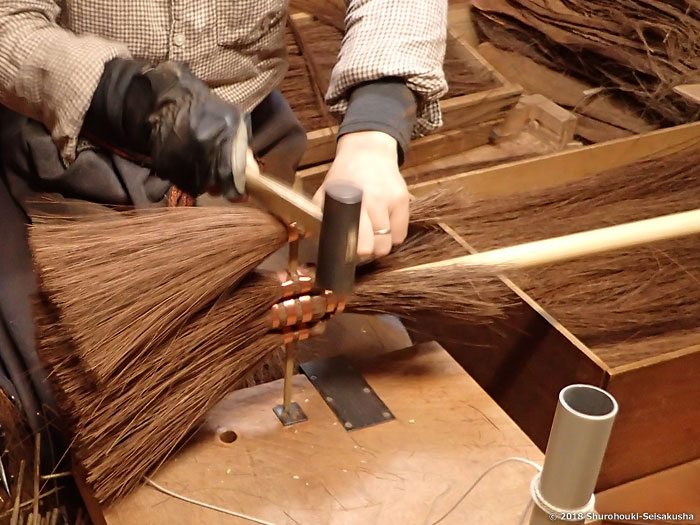 棕櫚箒-本鬼毛箒を合わせる工程と玉作り 棕櫚箒-本鬼毛箒を合わせる工程と玉作り