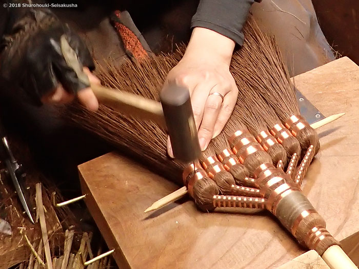 棕櫚箒-本鬼毛箒を合わせる工程 棕櫚箒-本鬼毛箒を合わせる工程