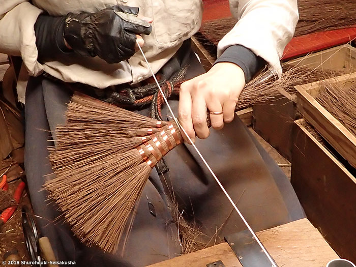 棕櫚箒-黒竹柄の本鬼毛荒神箒5玉トサカ型 棕櫚箒-黒竹柄の本鬼毛荒神箒5玉トサカ型