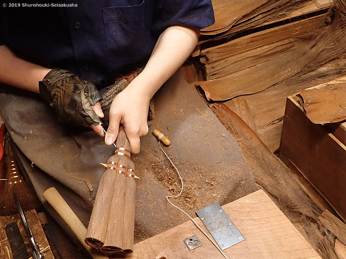 棕櫚箒-皮荒神箒3玉黒竹柄を作る