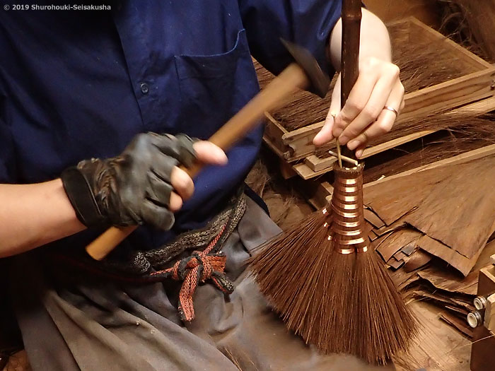 棕櫚箒-本鬼毛5玉小手箒[階段箒]作り