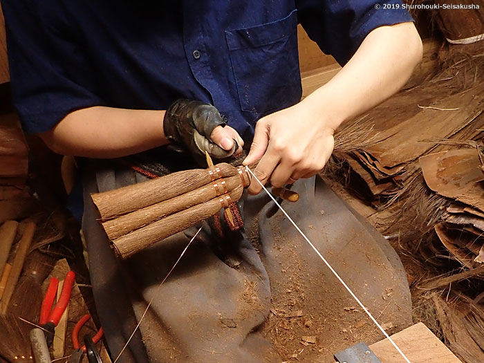 棕櫚箒-皮荒神箒3玉黒竹柄を作る
