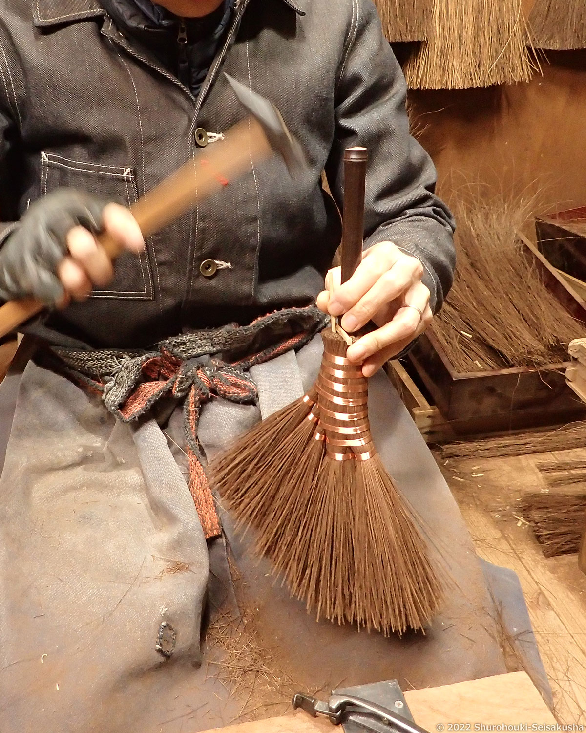 棕櫚箒-本鬼毛荒神箒5玉トサカ型柄付きの製作 棕櫚箒-本鬼毛荒神箒5玉トサカ型柄付きの製作