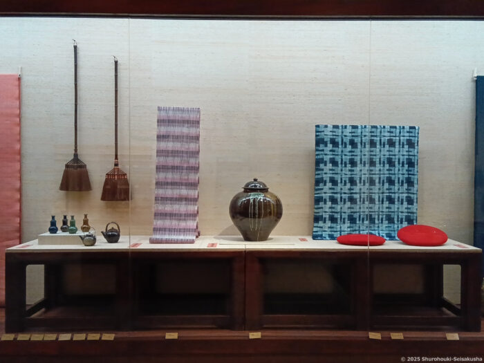 左2本の棕櫚本鬼毛長柄箒2種:2025年度日本民藝館展「奨励賞」受賞-日本民藝館