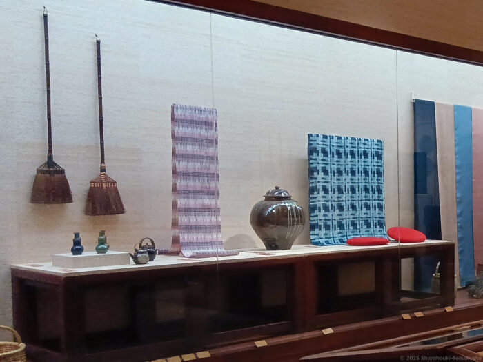 左2本の棕櫚本鬼毛長柄箒2種:2025年度日本民藝館展「奨励賞」受賞-日本民藝館